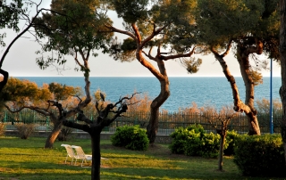 Der Lazaret-Park mit Blick auf das Meer