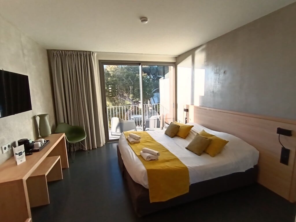 Chambre double PREMIUM CATEGORIE SUD 1 lit double 180×190 Chambre Premium avec balcon et vue mer, Sète