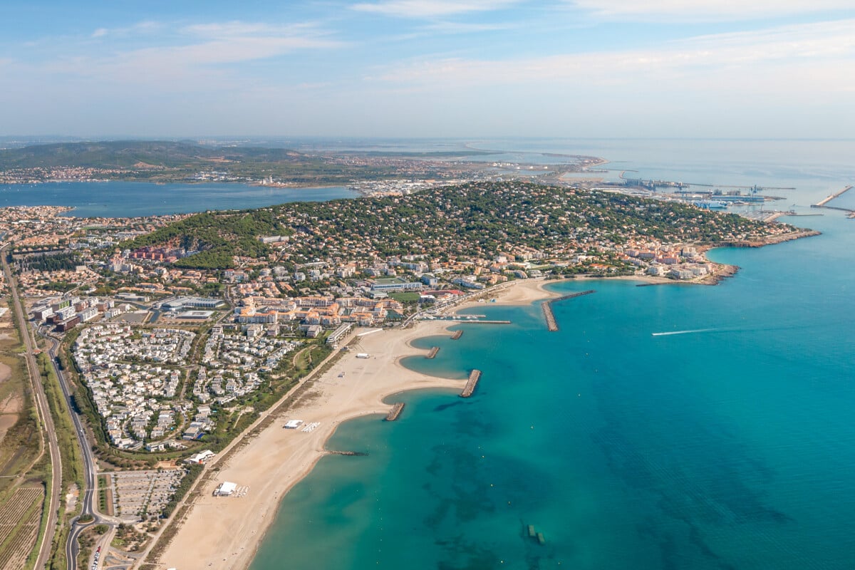 Vue aérienne du littoral de Sète et des plages vers Marseillan